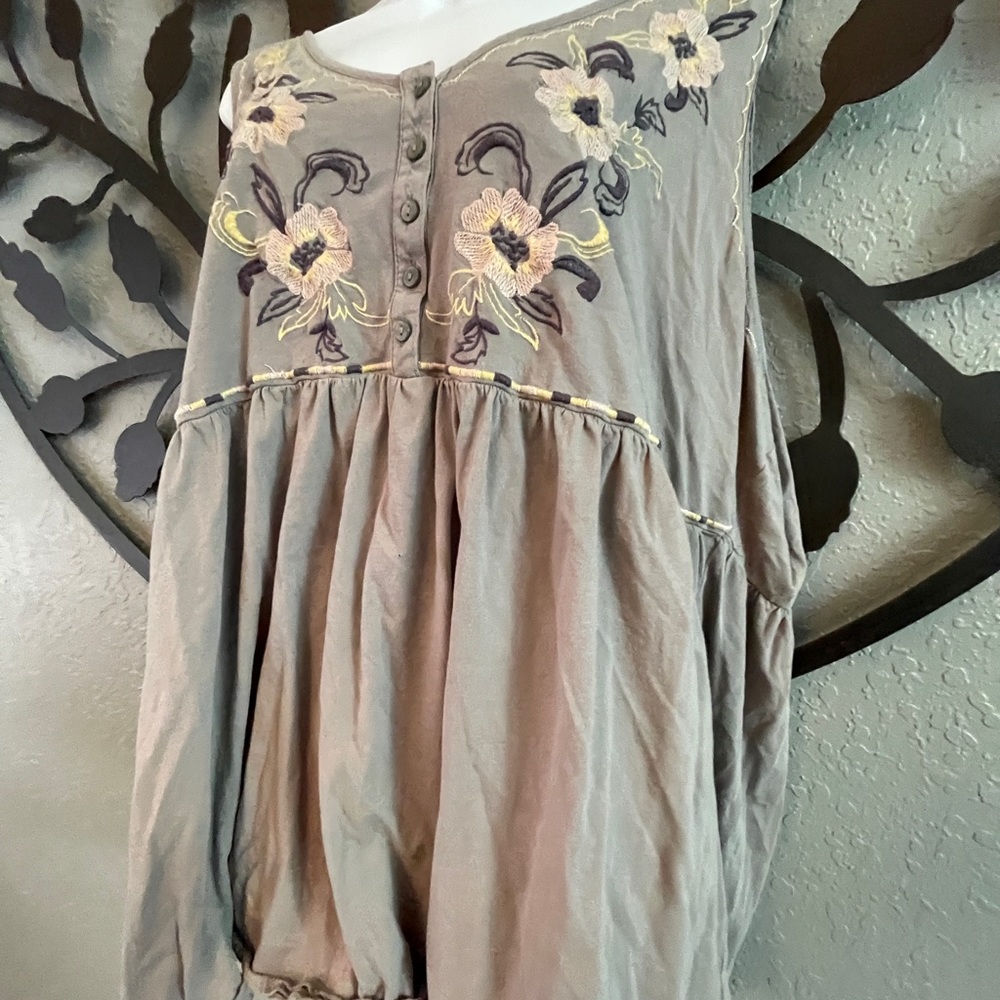 Torrid plus size woman’s sleeveless summer tank top